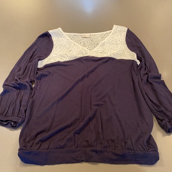 Feminine top with Lace top detail. - Picture 4 of 5